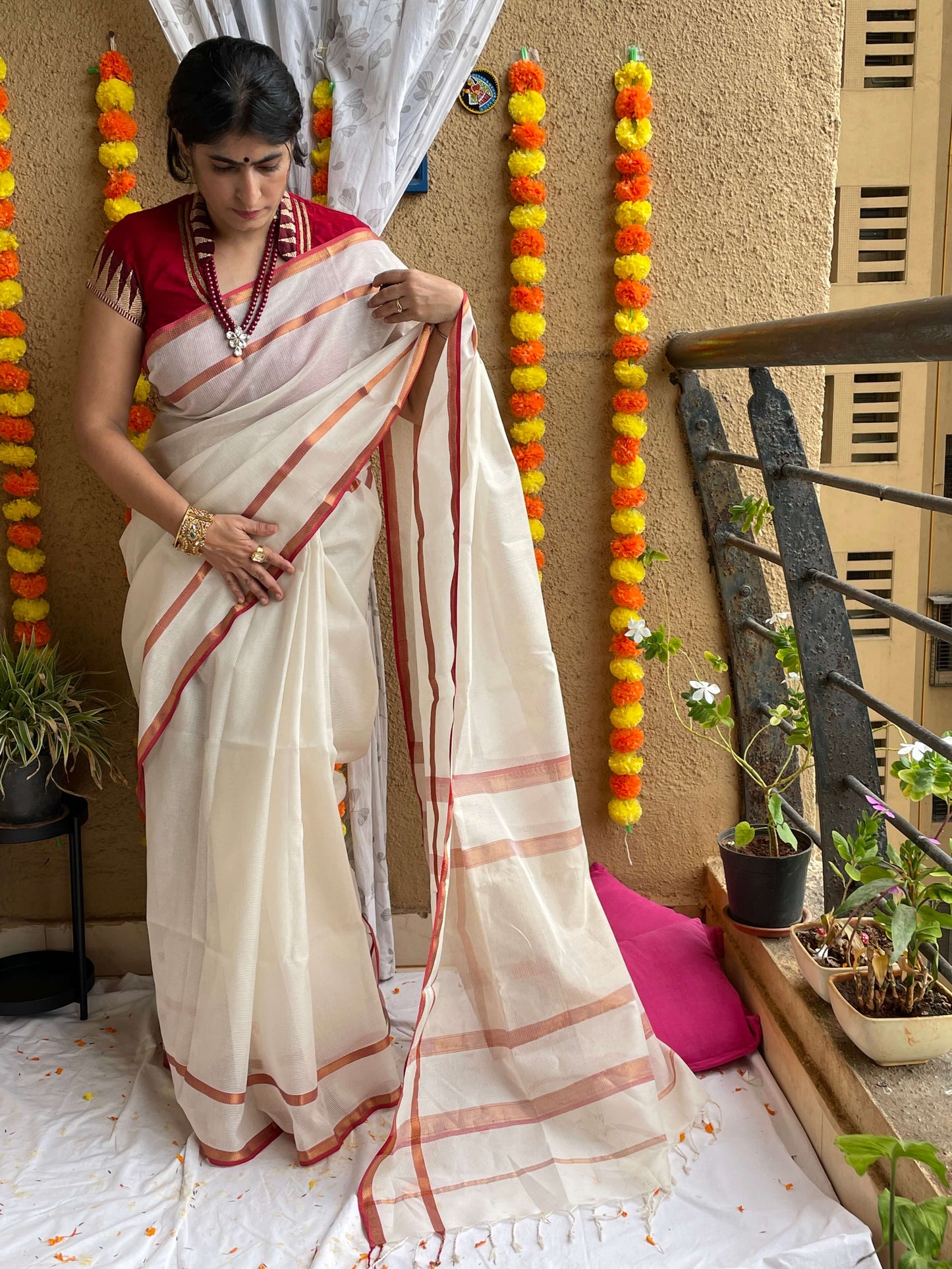 white maheshwari cotton silk saree with zari 