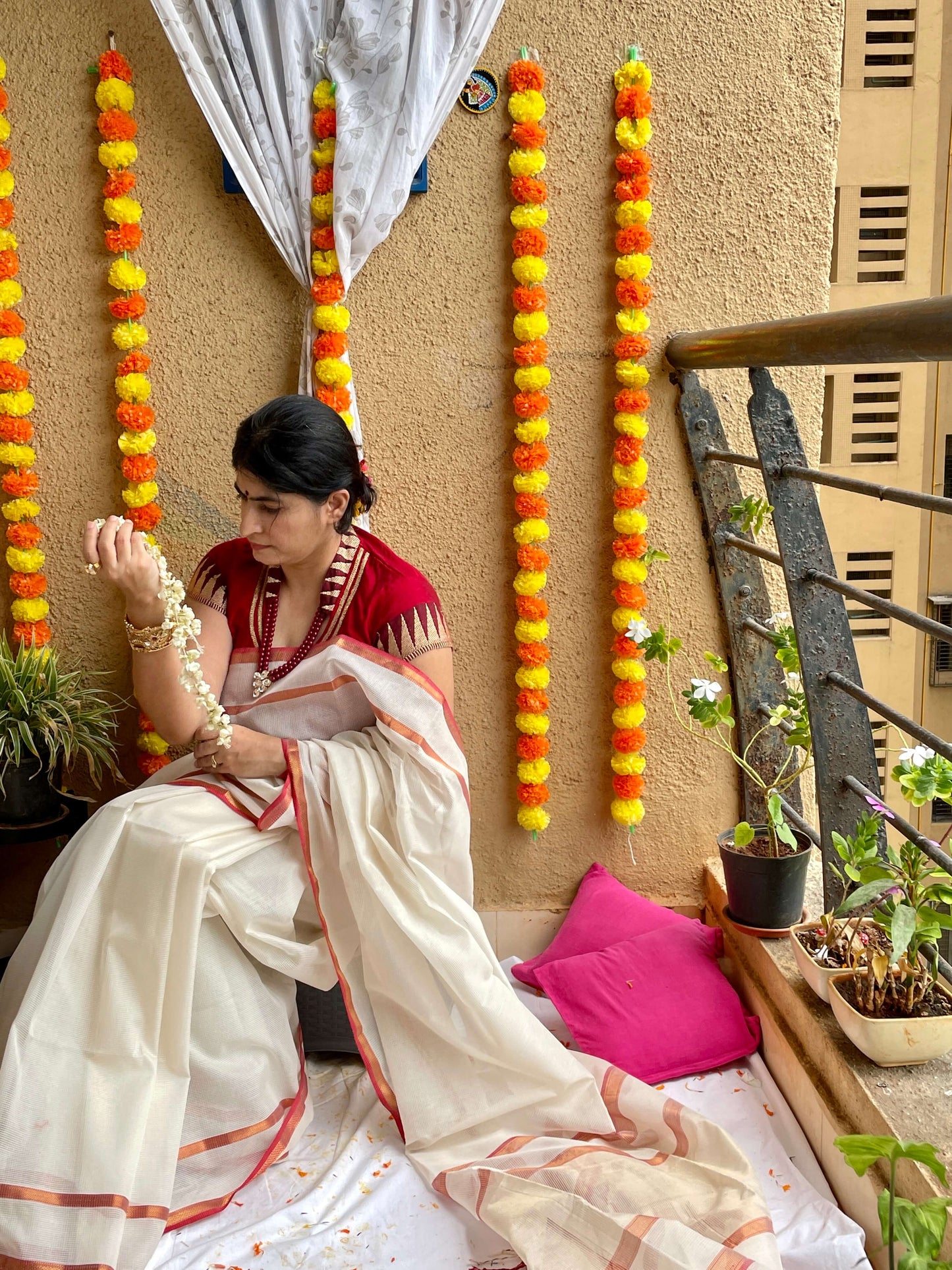 white maheshwari cotton silk saree with zari 