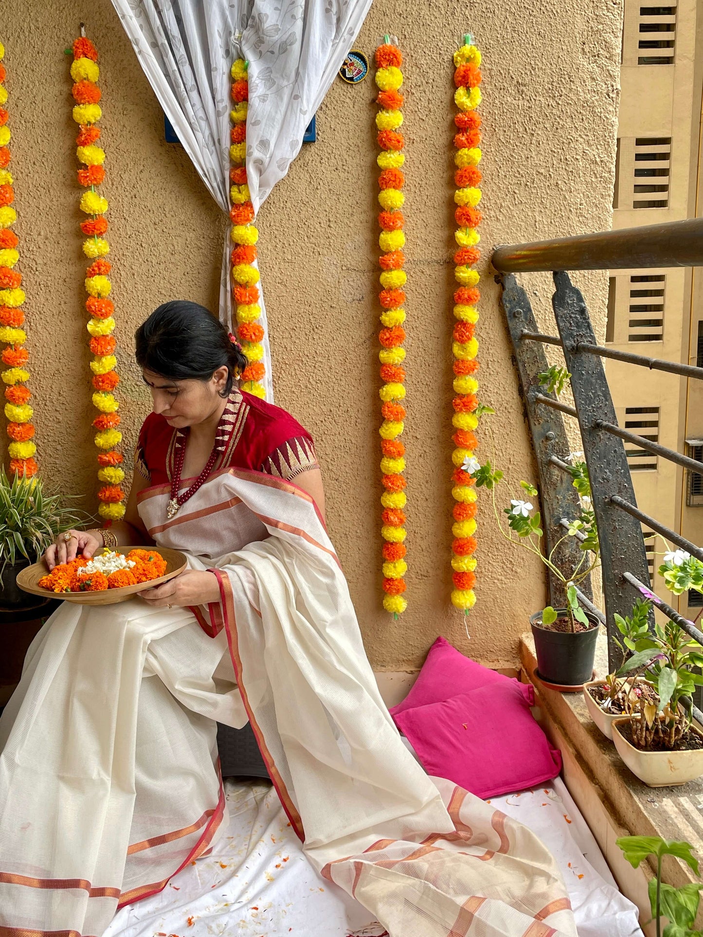 white maheshwari cotton silk saree with zari 