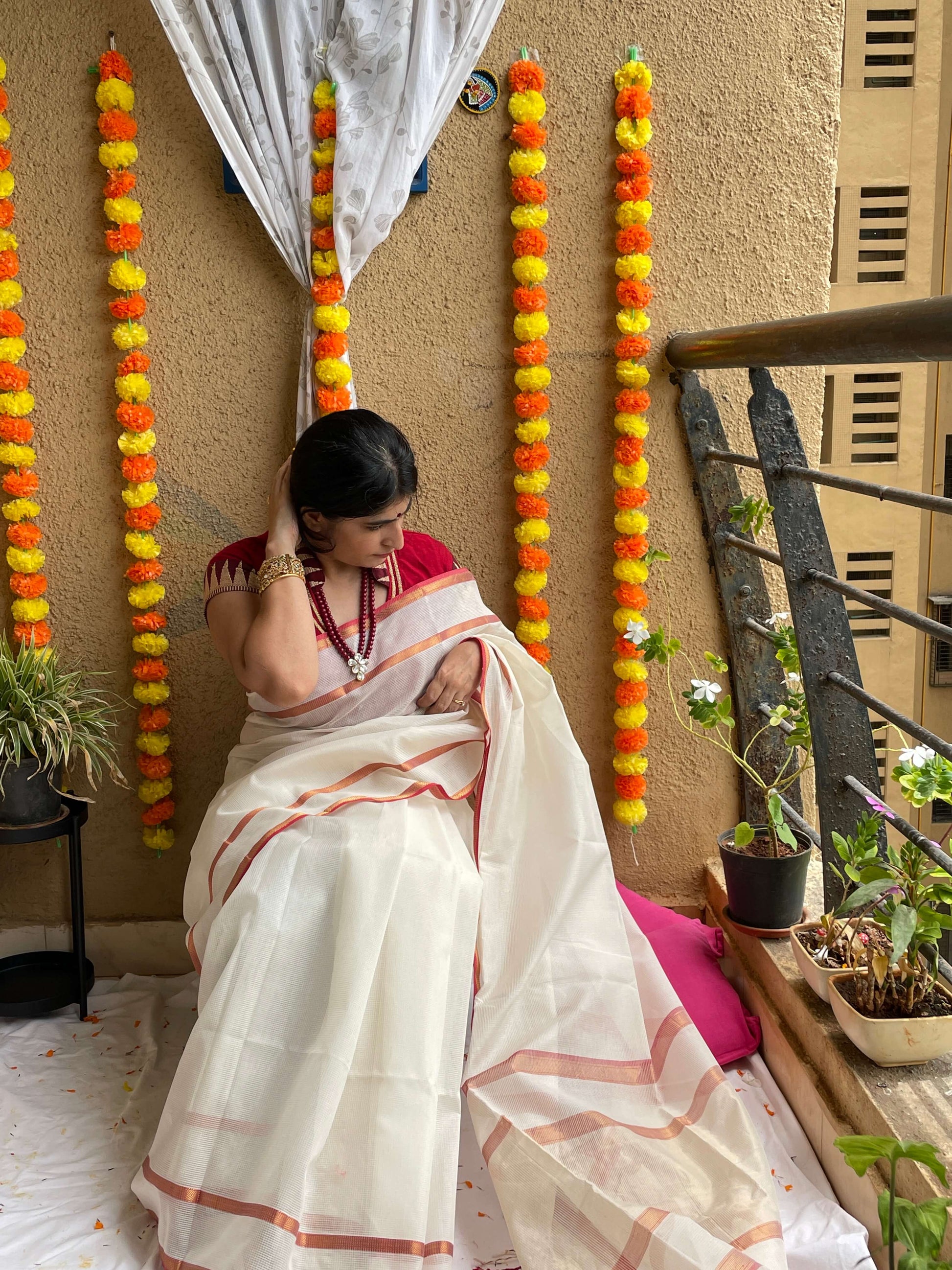 white maheshwari cotton silk saree with zari 