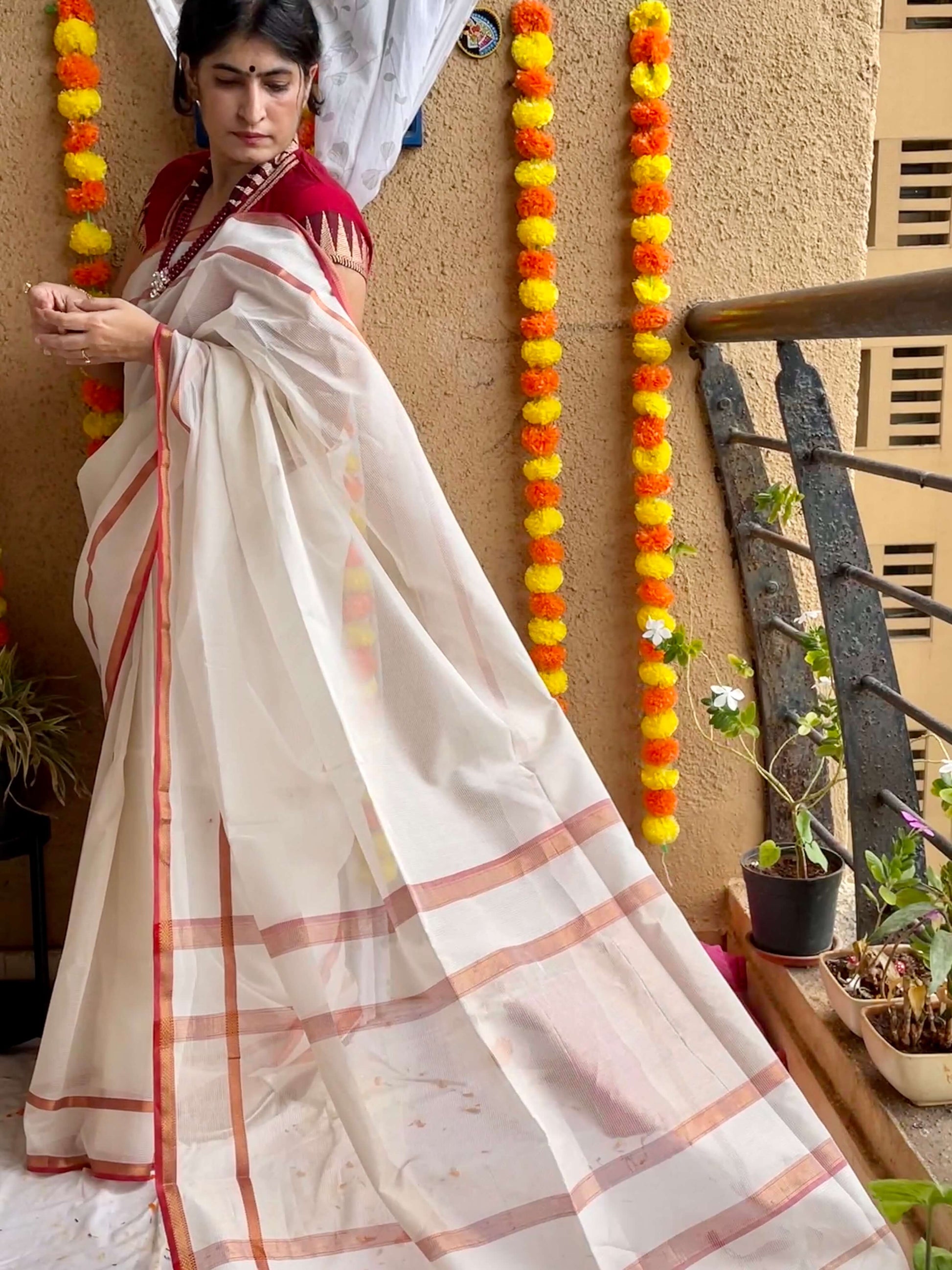 white maheshwari cotton silk saree with zari 