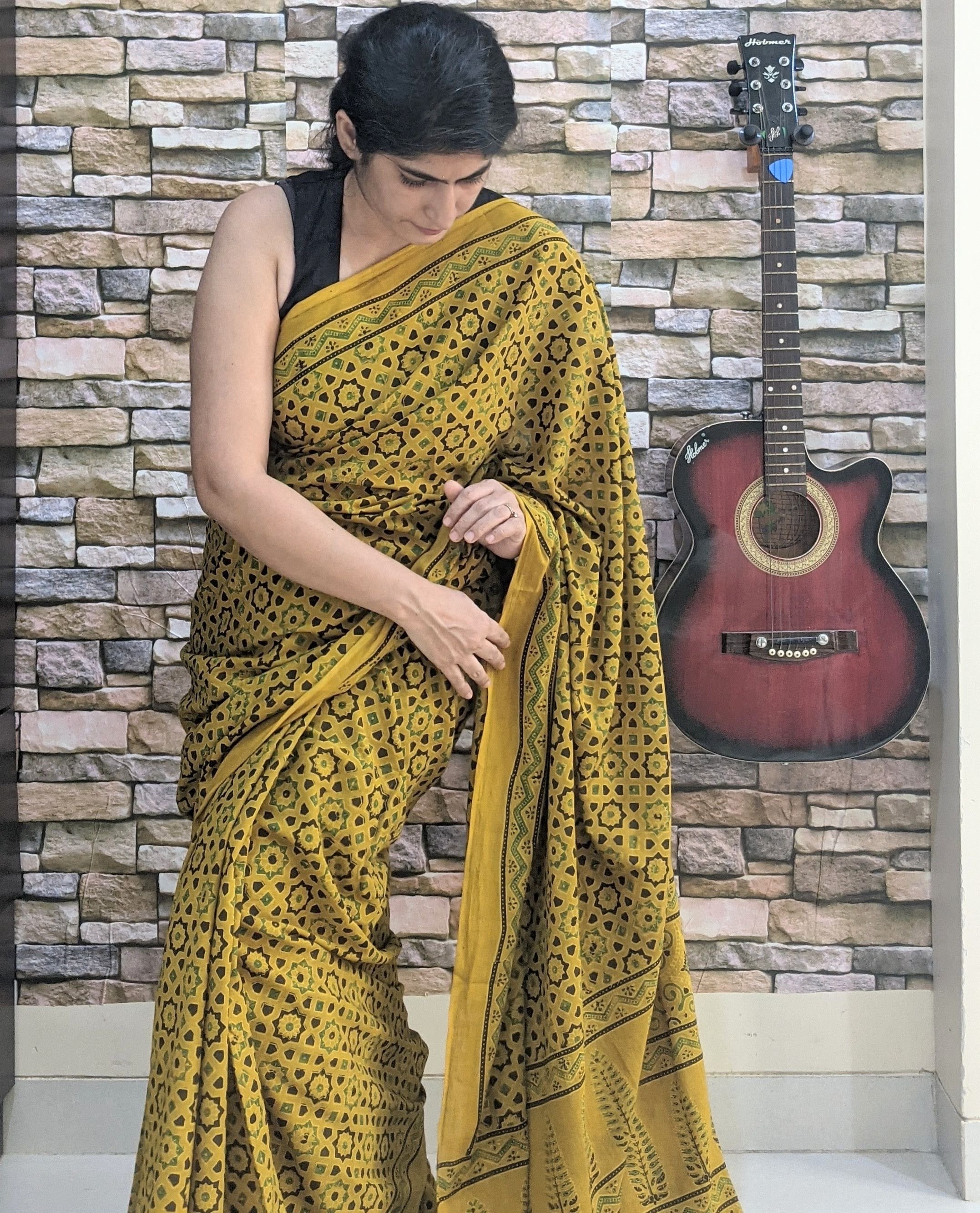 Share more than 203 black blouse yellow saree super hot