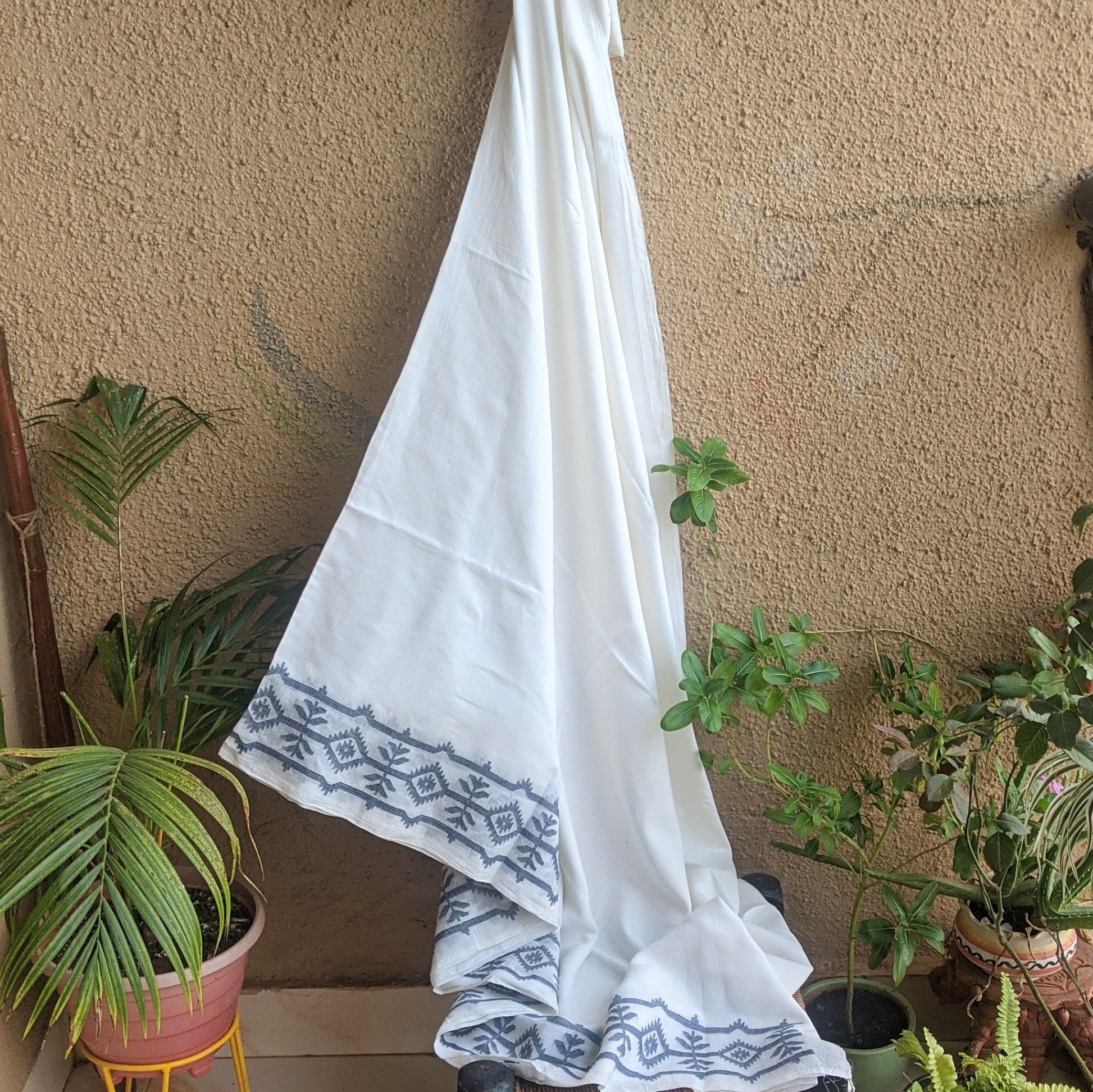 White border Jamdani