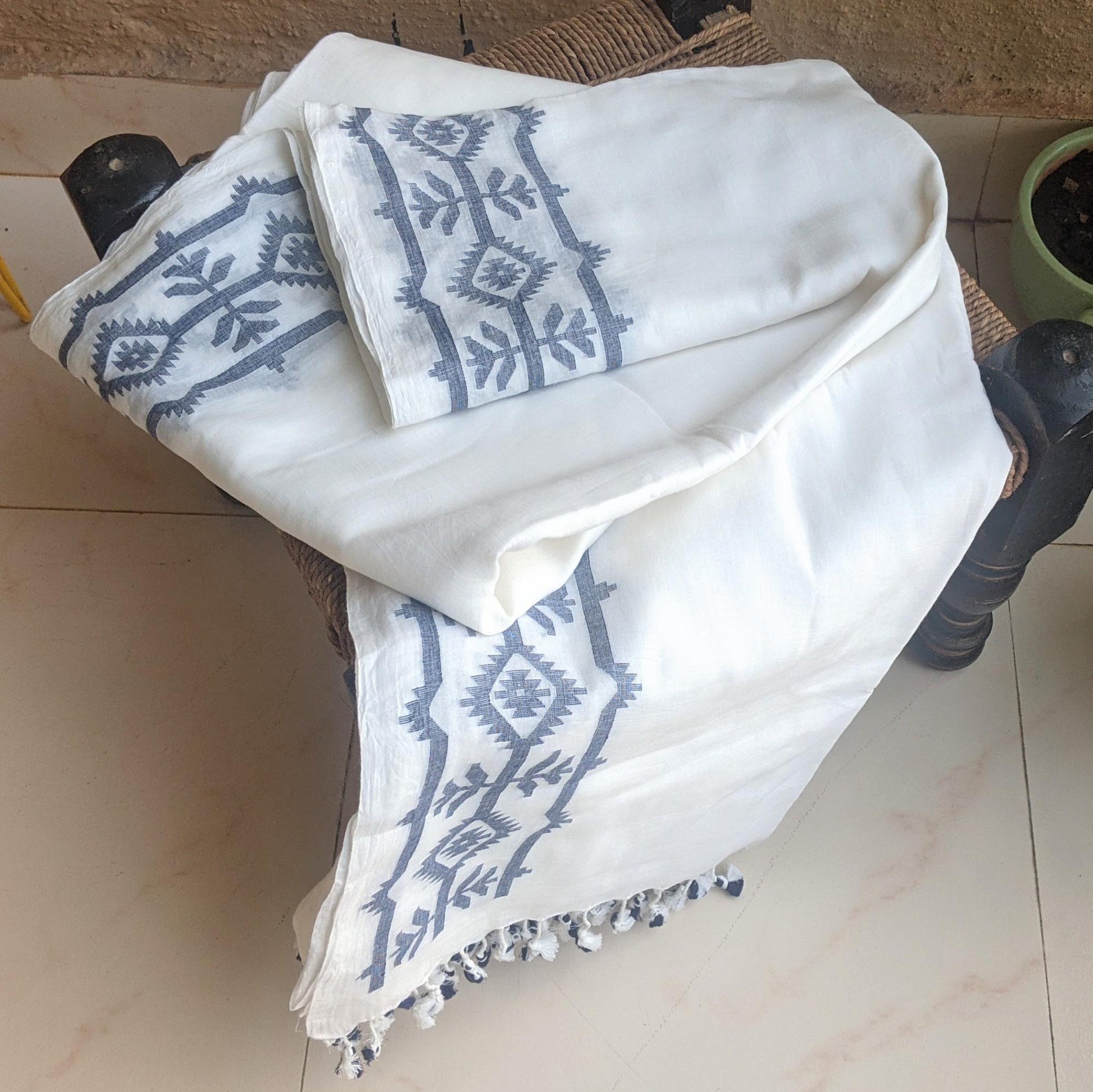 White border Jamdani