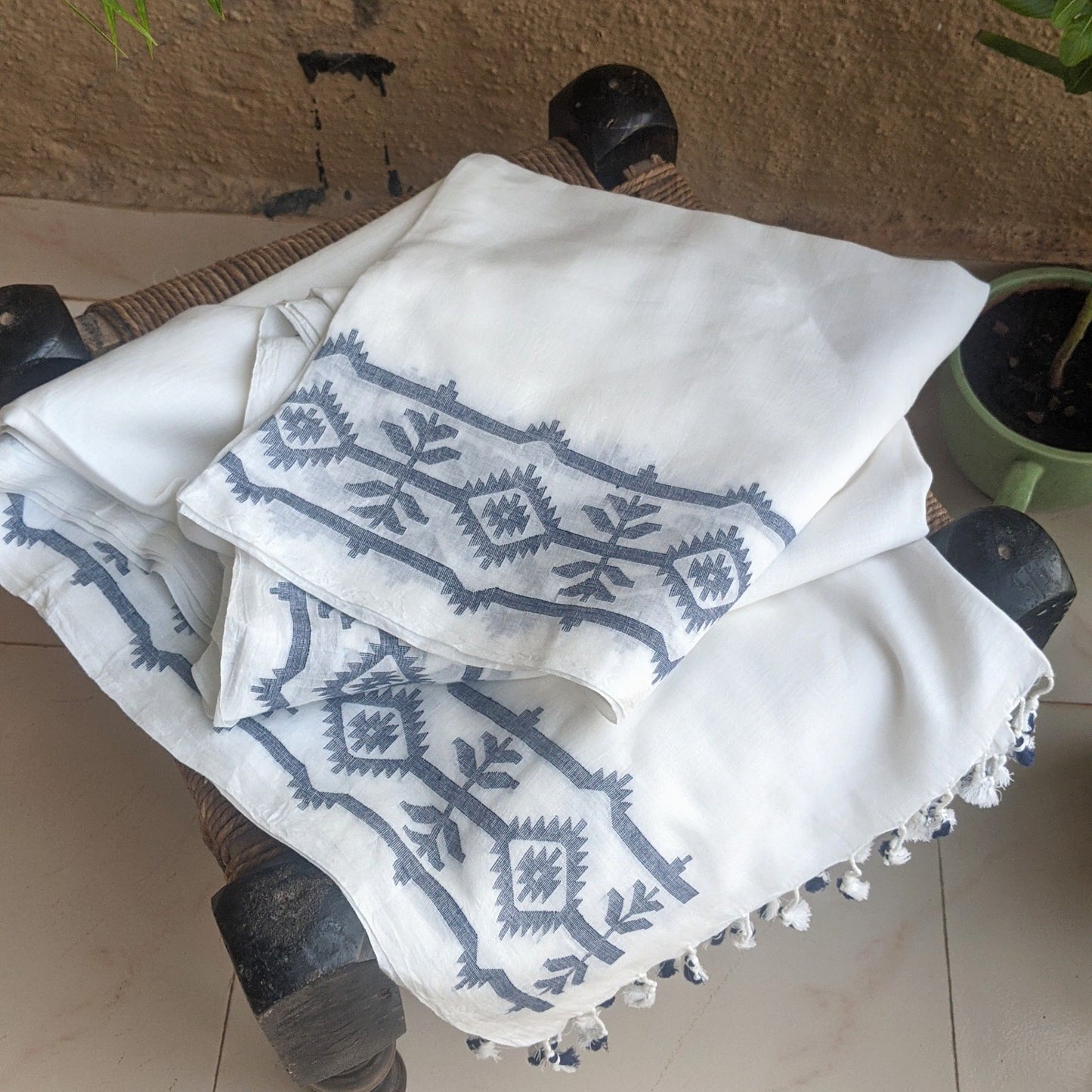 White border Jamdani