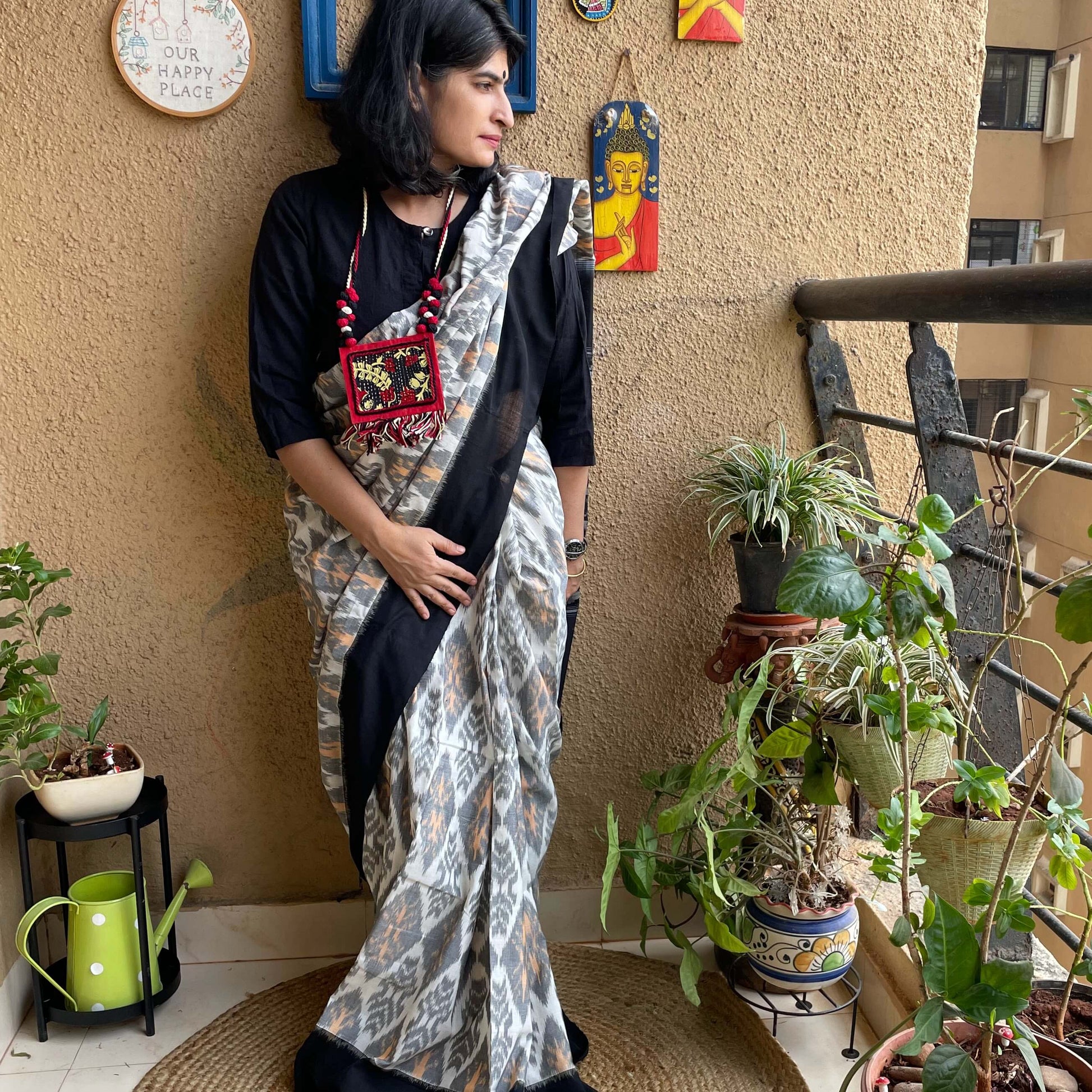 Bblack-white ikkat pochampally cotton saree