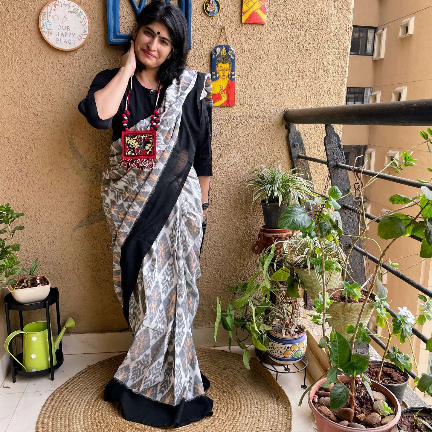 Bblack-white ikkat pochampally cotton saree